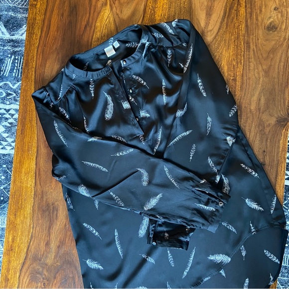 Black, silky blouse with feather pattern. Size medium. TWIK. - Picture 3 of 4